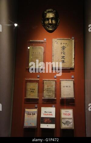 Hanoi. 18 Maggio, 2016. Foto scattata il 18 Maggio 2016 mostra le opere del poeta vietnamita Tan Da in Vietnam Museo di Letteratura ad Hanoi, Vietnam. Il museo, con una superficie espositiva di circa 3 mila metri quadrati, inaugurato nel mese di giugno, 2015 e mostra più di 4.000 pezzi di reliquie in questione con la letteratura vietnamita. © Le Yanna/Xinhua/Alamy Live News Foto Stock