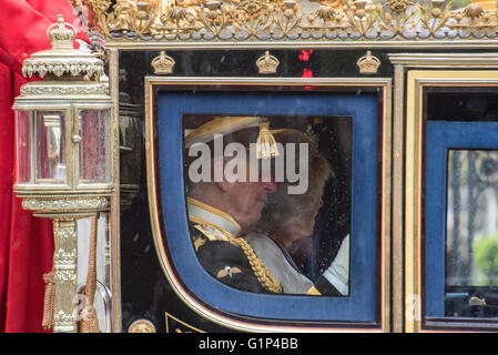 Londra, Regno Unito. Il 18 maggio 2016. Il Duca e la duchessa di Cornovaglia viaggio passate Piazza del Parlamento per lo stato apertura di credito al Parlamento: Peter Manning/Alamy Live News Foto Stock