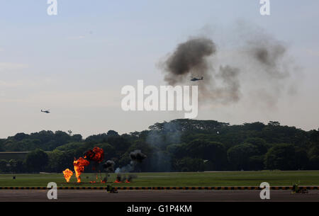 Singapore. 16 Maggio, 2016. Foto scattata a Maggio 16, 2016 mostra una scena di aria-terra operazioni durante l'anteprima media di RSAF Open House 2016 a Singapore. La Repubblica di Singapore Air Force (RSAF) Open House 2016 avrà luogo a Paya Lebar Air Base di sabato e domenica con attività divertenti. I visitatori possono osservare antenna visualizza le funzionalità e le dimostrazioni, tour mostra interattiva gallery, esperienza di corse degli aeromobili nonché interagire con RSAF. © Bao Xuelin/Xinhua/Alamy Live News Foto Stock