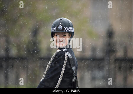 Westminster, Londra UK. Il 18 maggio 2016. L'annuale dello stato di apertura europeo avviene con piogge torrenziali che cadono come la processione lascia la piazza del Parlamento dopo la cerimonia. Montate la Metropolitan Police officers attendere sotto il diluvio. Credito: Malcolm Park editoriale/Alamy Live News. Foto Stock