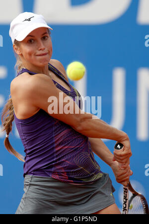 Norimberga, Germania. 18 Maggio, 2016. In Kazakistan Yulia Putintseva in azione contro la Germania Julia Goerges durante la loro seconda partita del WTA tennis tournament in Nuremberg, Germania, 18 maggio 2016. Foto: DANIEL KARMANN/dpa/Alamy Live News Foto Stock