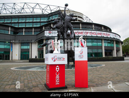 Londra, Regno Unito. Il 18 maggio 2016. L'HSBC London Sevens World Series trofeo e il London Sevens trofeo durante i capitani photocall vicino 'i valori fondamentali statua' a Twickenham. La tappa finale della serie si terrà a Twickenham Stadium il 21 e 22 maggio 2016. Credito: Elsie Kibue / Alamy Live News Foto Stock