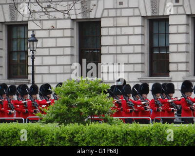 Londra, Regno Unito. 18 Maggio, 2016. Fissaggio della regina in apertura membro del parlamento di Londra, Regno Unito 18 maggio 2016 © Nastia M/Alamy Foto Stock