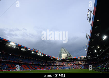 Basel, Svizzera. 18 Maggio, 2016. Vista generale dello stadio prima della UEFA Europa League tra Liverpool FC e Sevilla Futbol Club presso il St. Jakob-Park stadium di Basilea, in Svizzera, il 18 maggio 2016. L'edificio alto 'St. Jakob-Turm' è visto nel retro. Credito: dpa picture alliance/Alamy Live News Foto Stock