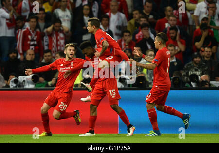 Basel, Svizzera. 18 Maggio, 2016. Liverpool è Daniel Sturridge (C) festeggia dopo aver segnato il 1-0 di piombo con compagni di squadra Adam Lallana (L), Philippe Coutinho (top) e Roberto Firmino durante la UEFA Europa League tra Liverpool FC e Sevilla Futbol Club presso il St. Jakob-Park stadium di Basilea, in Svizzera, il 18 maggio 2016. Credito: dpa picture alliance/Alamy Live News Foto Stock