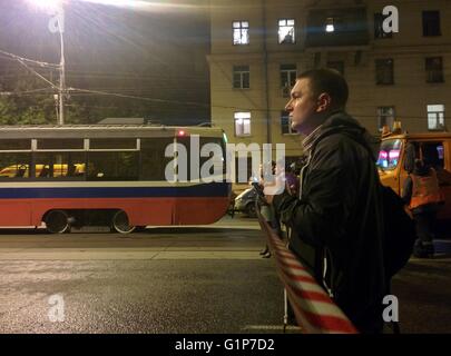 Mosca, Russia. 18 Maggio, 2016. Le persone si radunano vicino al sito della vicenda degli ostaggi di Mosca, in Russia, il 18 maggio 2016. Un bandito ha preso come molti come sei ostaggi in una banca di Mosca orientale mercoledì, secondo Sputnik. Credito: Evgeny Sinitsyn/Xinhua/Alamy Live News Foto Stock