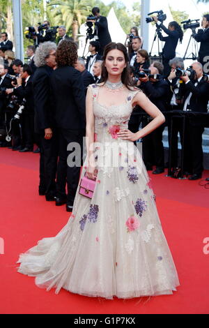 Cannes, Francia. 18 Maggio, 2016. Catrinel Marlon assiste la premiere di "La Ragazza Ignota (La Fille Inconnue)' durante la sessantanovesima annuale di Cannes Film Festival presso il Palais des Festivals a Cannes, Francia, il 18 maggio 2016. Credito: dpa picture alliance/Alamy Live News Foto Stock