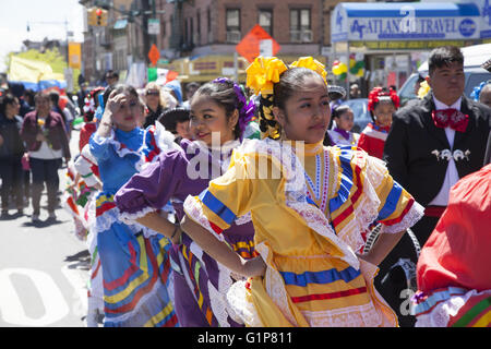 Sunset Park, un quartiere di Brooklyn con molti latini, in particolare messicani, ha tenuto la sua prima sfilata della Festa della mamma nel 2016, seguita da un festival al Sunset Park. Foto Stock