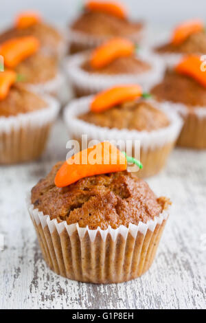 Muffin alla carota su uno sfondo di legno Foto Stock