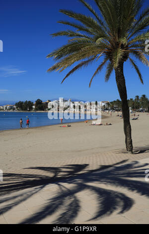 Bella spiaggia di Roses, a fine estate, nella provincia di Girona, in Catalogna, sulla Costa Brava, NE in Spagna, Europa Foto Stock