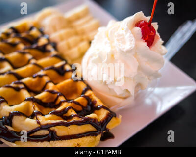 Cialde con salsa di cioccolato e gelato Foto Stock