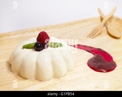 Panna cotta con un misto di salsa di frutti di bosco Foto Stock