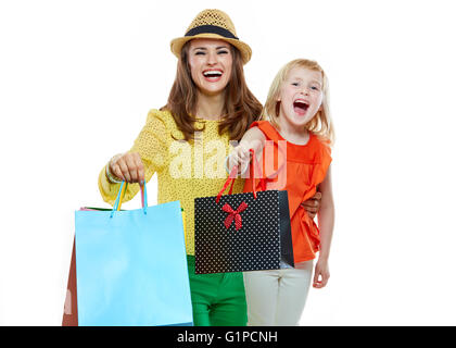 Colorato vibes della famiglia shopping. Ritratto di felice la madre e la figlia che mostra le borse della spesa su sfondo bianco Foto Stock