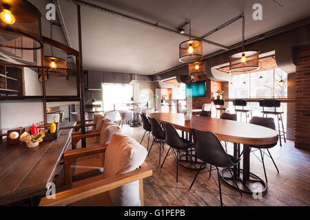 Europeo moderno Cafe interior nel centro cittadino. Foto Stock