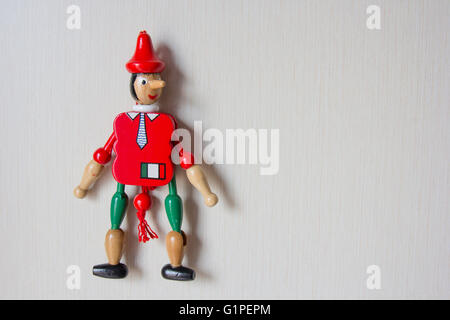 Pinocchio burattino appeso alla parete Foto Stock