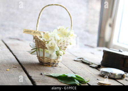 Buon compleanno testo e fiori Foto Stock