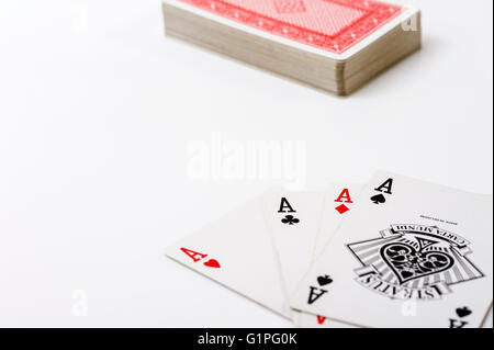 Quattro Assi e un pacco di carte da gioco. Foto Stock