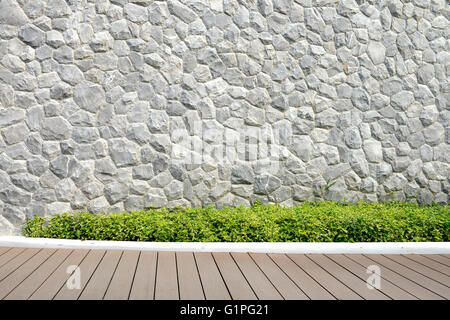 I muri in pietra, alberi verdi e passerelle in legno Foto Stock