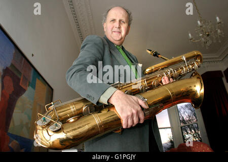 Il romanziere e musicista alexander mccall smith con contrabassoon Foto Stock