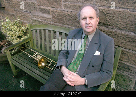 Il romanziere e musicista alexander mccall smith con tromba Foto Stock