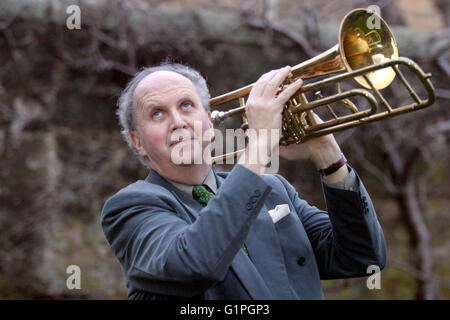 Il romanziere e musicista alexander mccall smith con tromba Foto Stock