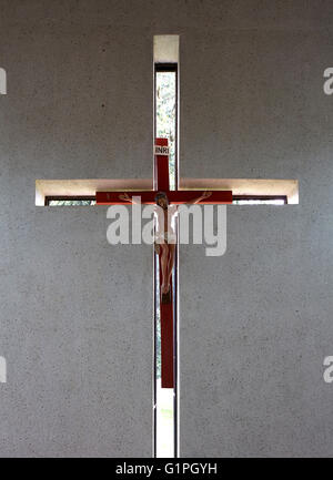 Interno della Cappella - crocifisso. La Cattedrale del Sacro Cuore della diocesi di Kericho, Kericho, Kenya. Architetto: John McAslan & Partners, 2016. Foto Stock