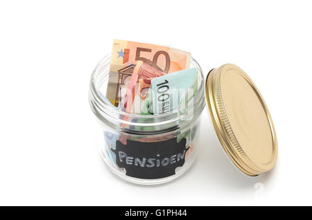 Un vaso riempito con i soldi con la parola olandese per pensione scritto sull'etichetta Foto Stock