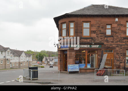 Negozio tradizionale ad angolo a Coatbridge, North Lanarkshire, Scozia, Regno Unito Foto Stock