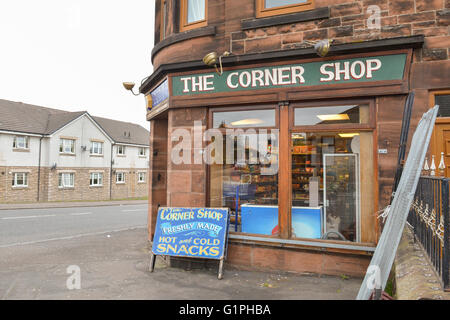 Negozio tradizionale ad angolo a Coatbridge, North Lanarkshire, Scozia, Regno Unito Foto Stock