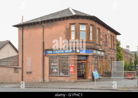 Negozio tradizionale ad angolo a Coatbridge, North Lanarkshire, Scozia, Regno Unito Foto Stock