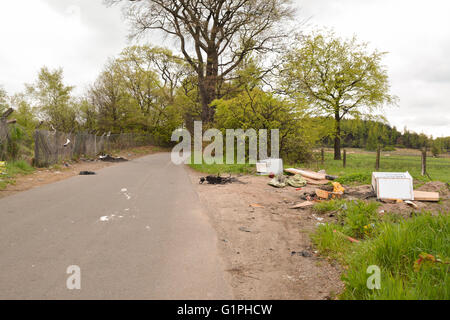 Volare il ribaltamento, compresi gli apparecchi elettrici, dal lato di una strada rurale nelle pianure, Airdrie, North Lanarkshire, Scotland, Regno Unito Foto Stock