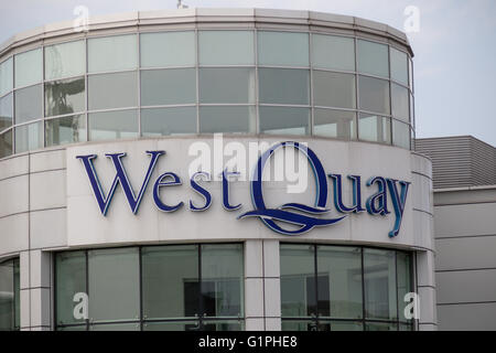 Southampton, Regno Unito - 14 maggio 2016. Il West Quay Shopping Centre, situato nel centro della città di Southampton. Foto Stock