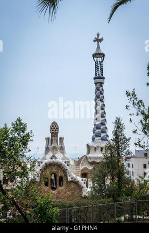 Il edifici iconici nella parte anteriore del Parco Güell, Barcelona, Spagna come progettato dall architetto Gaudi Foto Stock