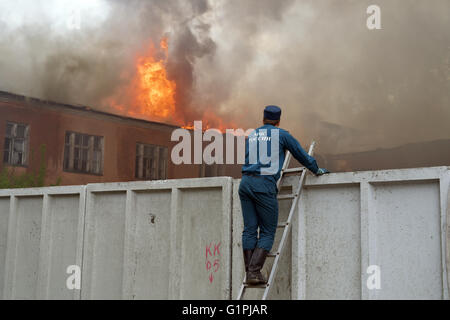 NOVOSIBIRSK, Russia - 18 maggio 2016 il fuoco sul territorio di un gruppo di militari nella città di Novosibirsk Foto Stock