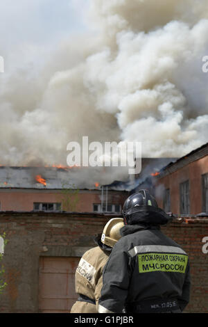 NOVOSIBIRSK, Russia - 18 maggio 2016 il fuoco sul territorio di un gruppo di militari nella città di Novosibirsk Foto Stock