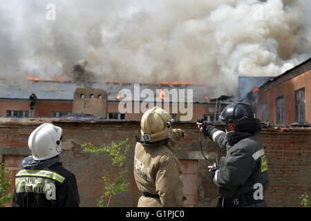 NOVOSIBIRSK, Russia - 18 maggio 2016 il fuoco sul territorio di un gruppo di militari nella città di Novosibirsk Foto Stock