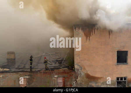 NOVOSIBIRSK, Russia - 18 maggio 2016 il fuoco sul territorio di un gruppo di militari nella città di Novosibirsk Foto Stock