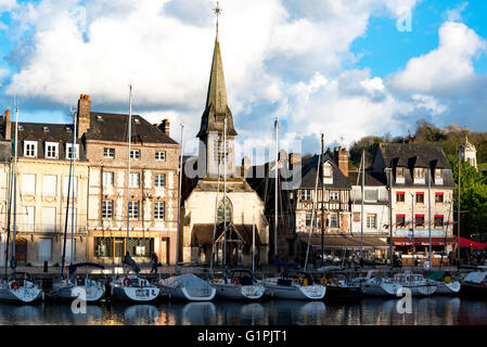 Chiesa di St Etienne in hHarbor di Honfleur, Normandia, Francia Foto Stock