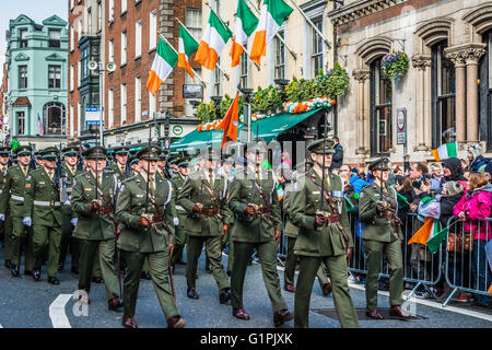Irish parata militare per la Pasqua Rising centenario 2016 attraverso il centro della città di Dublino Foto Stock