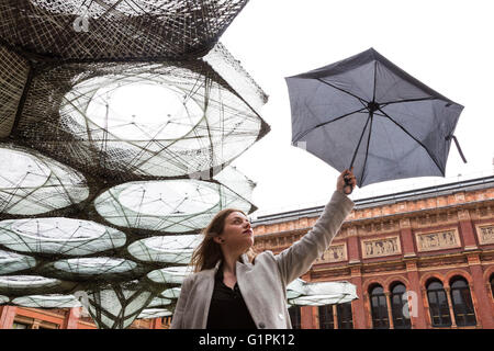 Aikaterini Papadimitrou dell Università di Stoccarda pone con un ombrello con il filamento Elytra padiglione costruito da scienziati tedeschi per la John Madjeski giardino alla V&A. Foto Stock