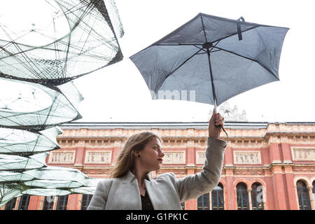Aikaterini Papadimitrou dell Università di Stoccarda pone con un ombrello con il filamento Elytra padiglione costruito da scienziati tedeschi per la John Madjeski giardino alla V&A. Foto Stock