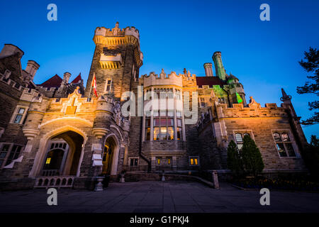 Casa Loma al crepuscolo, in Midtown Toronto, Ontario. Foto Stock