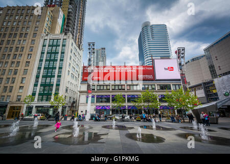 Yonge-Dundas Square nel centro cittadino di Toronto, Ontario. Foto Stock