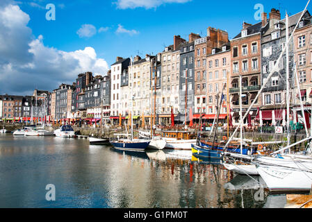 Barche ormeggiate nel porto vecchio di Honfleur, Normandia, Francia Foto Stock