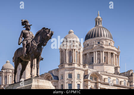 Statua di re Edoardo VII e il porto di Liverpool edificio, Liverpool Waterfront, England, Regno Unito, concentrarsi sulla statua. Foto Stock