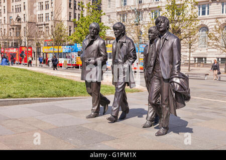 Le statue dei Beatles, opera dello scultore Andrea Edwards, sul lungomare di Liverpool, in Inghilterra, Regno Unito Foto Stock