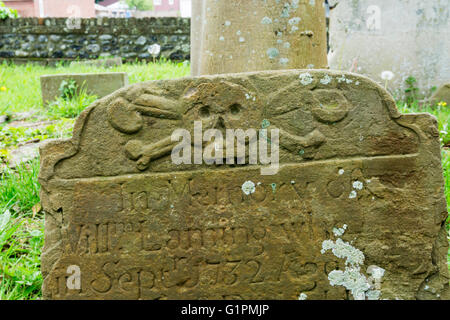 Cranio e crossbones carving su un edificio del XVIII secolo in pietra tombale Birchington sagrato. Foto Stock
