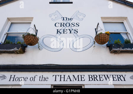 Xvii secolo il Cross Keys Pub, East Street, Thame, Oxfordshire, England, Regno Unito Foto Stock