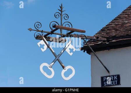 Segno di pub al XVII secolo il Cross Keys Pub, East Street, Thame, Oxfordshire, England, Regno Unito Foto Stock