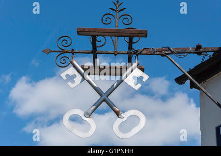 Segno di pub al XVII secolo il Cross Keys Pub, East Street, Thame, Oxfordshire, England, Regno Unito Foto Stock